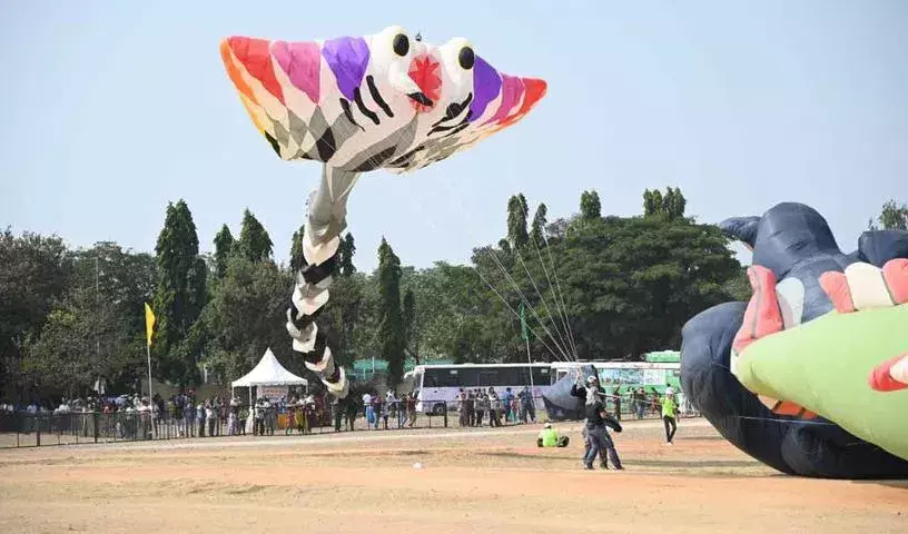 Hyderabad में अंतर्राष्ट्रीय पतंग महोत्सव के समापन पर भारी भीड़ उमड़ी