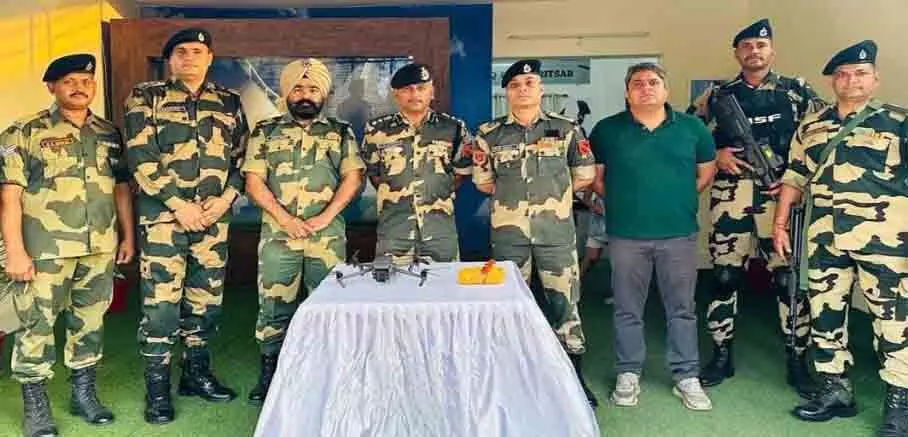 BSF ने अमृतसर में सीमा पर दो ड्रोन और हेरोइन जब्त की