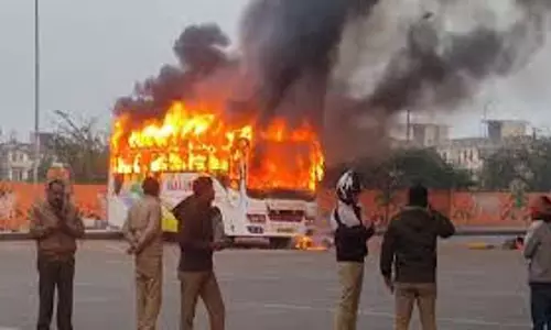 UP News: श्रद्धालुओं से भरी बस में लगी आग, एक की मौत