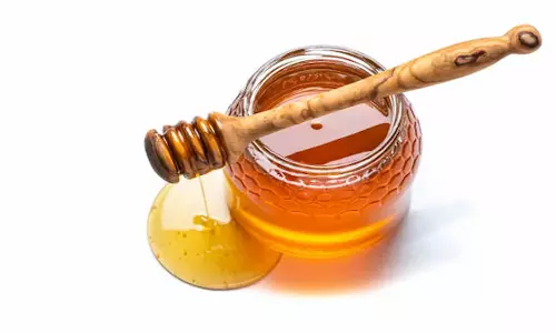 Honey for Hair: शहद सेहत के साथ-साथ बालों के लिए भी है फायदेमंद