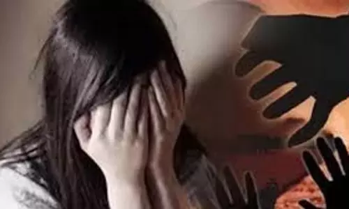 Lucknow: गोली मारने की धमकी देकर महिला से दुष्कर्म Lucknow: गोली मारने की धमकी देकर महिला से दुष्कर्म