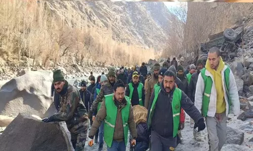 J&K: कारगिल में कार और टिपर की टक्कर में पांच लोगों की मौत, दो घायल J&K: कारगिल में कार और टिपर की टक्कर में पांच लोगों की मौत, दो घायल