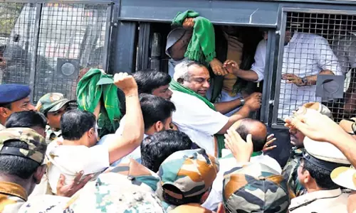 Karnataka: भाजपा कार्यकर्ताओं ने मंत्री के घर पर गोबर फेंकने की कोशिश की Karnataka: भाजपा कार्यकर्ताओं ने मंत्री के घर पर गोबर फेंकने की कोशिश की