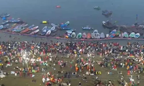 MahaKumbh Mela के तीसरे दिन त्रिवेणी संगम पर श्रद्धालुओं का आना जारी रहा