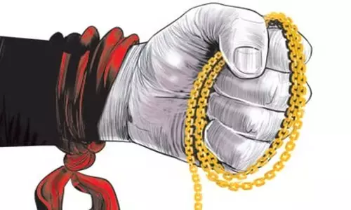 Odisha: दो जालसाजों ने महिला से 2.5 लाख रुपये का सोना चुराया Odisha: दो जालसाजों ने महिला से 2.5 लाख रुपये का सोना चुराया