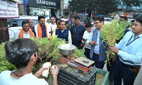 चना बूट खरीदने मंत्री ओपी चौधरी ने रुकवाया काफिला, बेच रहे युवा की तारीफ की