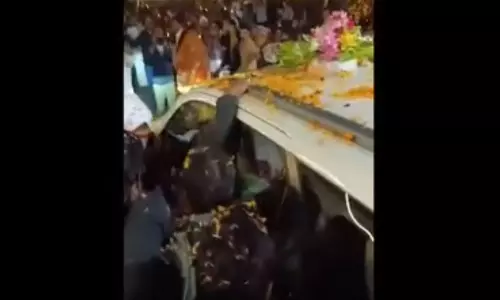 जेल से बाहर आसाराम, साफा बांधे अपने पुराने अंदाज में नजर आए