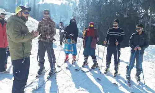 भद्रवाह गुलडांडा में स्नो स्कीइंग की शुरुआत, पर्यटक और स्थानीय लोग रोमांचित