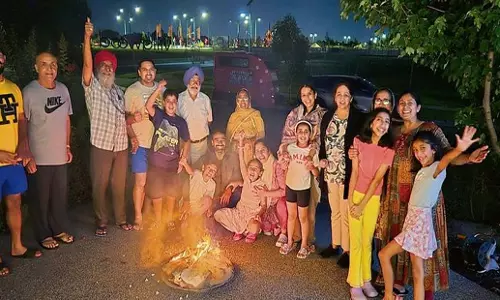 Punjab: एनआरआई ने उत्साह के साथ मनाई लोहड़ी Punjab: एनआरआई ने उत्साह के साथ मनाई लोहड़ी