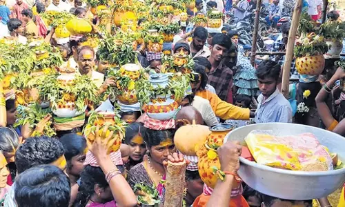 Telangana: श्री मल्लिकार्जुन स्वामी मंदिर में इनावोलु जतारा के लिए हजारों लोग आए
