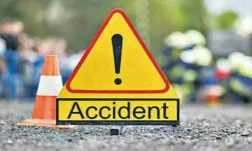 Telangana: कार और ट्रक के बीच टक्कर में महिला की मौत, पति और बेटा बचे Telangana: कार और ट्रक के बीच टक्कर में महिला की मौत, पति और बेटा बचे