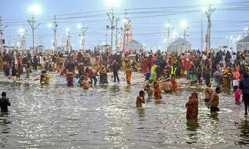Maha Kumbh: श्रद्धालुओं ने कड़ाके की ठंड के बावजूद संगम में लगाई पवित्र डुबकी