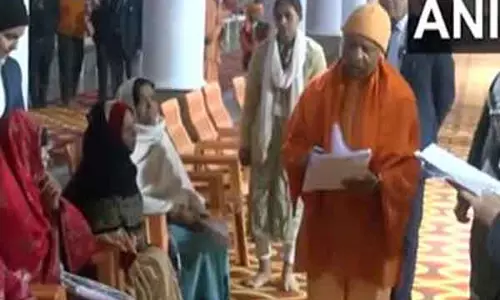 CM Yogi ने गोरखनाथ मंदिर में किया जनता दर्शन कार्यक्रम