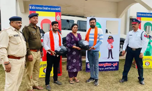 भिलाई : नेहरू नगर में हेलमेट वितरण भिलाई : नेहरू नगर में हेलमेट वितरण