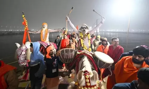 Prayagraj: प्रथम अमृत स्नान के दौरान त्रिवेणी तट पर नागा साधु बने आकर्षण का केंद्र Prayagraj: प्रथम अमृत स्नान के दौरान त्रिवेणी तट पर नागा साधु बने आकर्षण का केंद्र