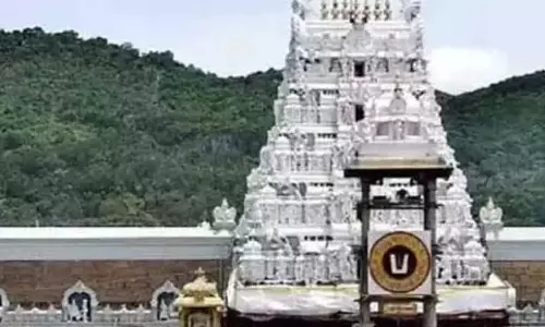Andhra: वैकुंठ द्वार दर्शन के लिए तिरुमाला में भक्तों का तांता लगा हुआ