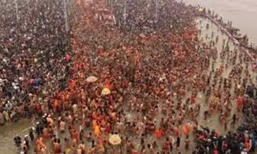 Prayagraj: महाकुंभ का आज तीसरा दिन,   संगम में डुबकी लगाने पहुंचे लाखों श्रद्धालु