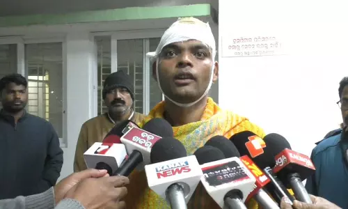 Odisha: सुबरनपुर में हथियारबंद लुटेरों ने बैंक कियोस्क मालिक पर हमला कर लाखों की लूट की Odisha: सुबरनपुर में हथियारबंद लुटेरों ने बैंक कियोस्क मालिक पर हमला कर लाखों की लूट की