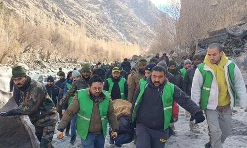 Kargil में कार-टिपर की टक्कर में पांच लोगों की मौत, दो घायल