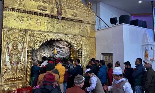 Jammu: वैष्णो देवी मंदिर की प्राकृतिक गुफा श्रद्धालुओं के लिए खुली Jammu: वैष्णो देवी मंदिर की प्राकृतिक गुफा श्रद्धालुओं के लिए खुली