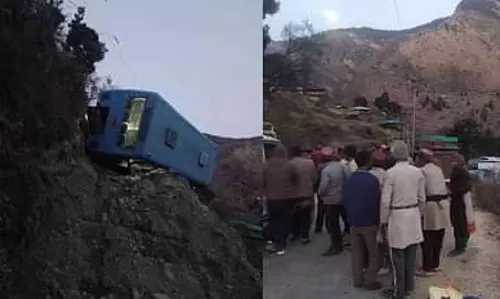 Uttarkashi: हवा में लटकी परिवहन की बस, 7 यात्री घायल