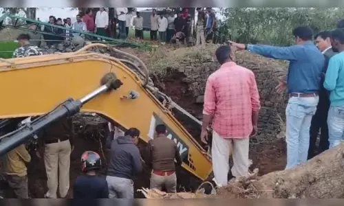 कुआं धंसने से मलबे में दबे दो मजदूरों का दिखा सिर, रेस्क्यू ऑपरेशन जारी