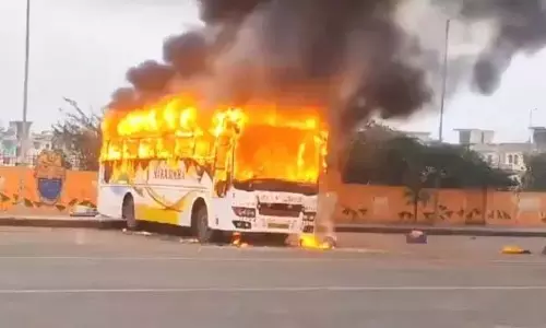 Mathura में तीर्थयात्रियों की बस में आग लगने से बुजुर्ग यात्री की मौत