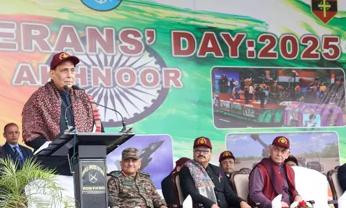 Rajnath ने पाकिस्तान को चेतावनी दी, आतंकी शिविरों को नष्ट करे या परिणाम भुगतने के लिए तैयार