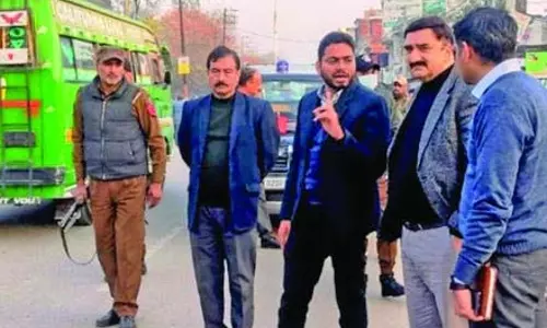 DC जम्मू ने प्रशासनिक कामकाज का आकलन करने के लिए बिश्नाह का दौरा किया DC जम्मू ने प्रशासनिक कामकाज का आकलन करने के लिए बिश्नाह का दौरा किया