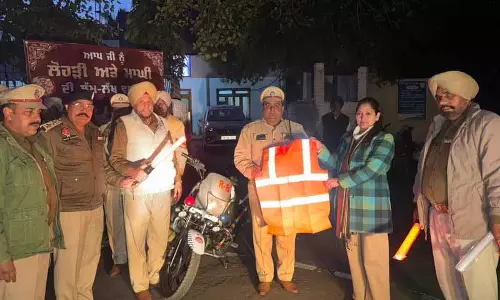 Jalandhar: यातायात पुलिसकर्मियों को रिफ्लेक्टर जैकेट वितरित किए गए