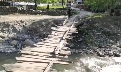 क्षतिग्रस्त लकड़ी का अस्थायी पुल Handwara के निवासियों के लिए खतरा बना हुआ क्षतिग्रस्त लकड़ी का अस्थायी पुल Handwara के निवासियों के लिए खतरा बना हुआ
