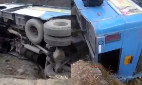 Uttarakhand में बस पलटने से कई लोग घायल