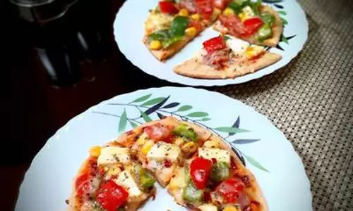 मिनी काले , गोदा और मिर्च पिज्जा रेसिपी मिनी काले , गोदा और मिर्च पिज्जा रेसिपी