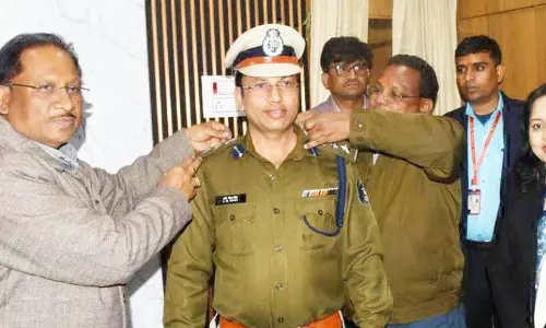 CM साय ने जशपुर एसपी को लगाया स्टार, प्रमोशन की दी बधाई CM साय ने जशपुर एसपी को लगाया स्टार, प्रमोशन की दी बधाई