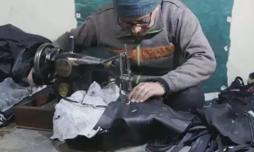 From Craft to Crisis: कश्मीर के चमड़ा कारीगर अस्तित्व की लड़ाई लड़ रहे