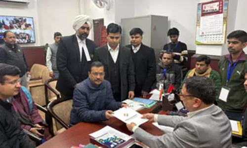 दिल्ली चुनाव 2025: आम आदमी पार्टी के दफ्तर से पदयात्रा कर नामांकन करने पहुंचे अरविंद केजरीवाल