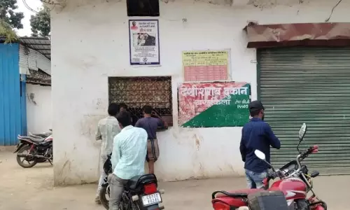 शराब की घटिया क्वालिटी, बिना पानी मिलाये गटक रहे शराब प्रेमी शराब की घटिया क्वालिटी, बिना पानी मिलाये गटक रहे शराब प्रेमी