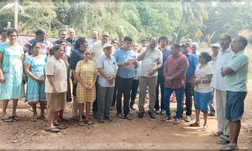 Goa: प्राइमेरियो वड्डो निवासी संपत्ति के दस्तावेजों के साथ रेलवे निर्माण के खिलाफ़ डटे हुए