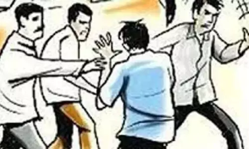 पुलिस को कॉल करना भारी पड़ा, युवक पर टूट पड़े बदमाश