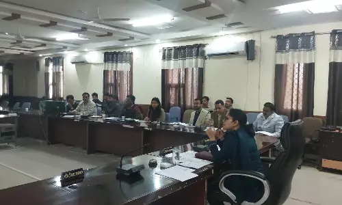 Pratapgarh: जिला कलेक्टर ने ली राजस्व अधिकारियों की बैठक