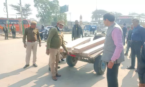 Churu: परिवहन विभाग की प्रवर्तन टीम ने लगाए रिफ्लेक्टर टेप