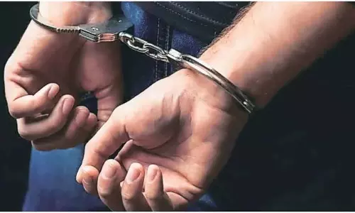 Mumbai: नाबालिग लड़की पर हमला करने और लूटने की कोशिश,आरोपी गिरफ्तार Mumbai: नाबालिग लड़की पर हमला करने और लूटने की कोशिश,आरोपी गिरफ्तार