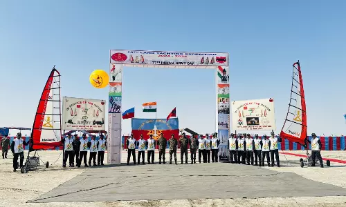 Kutch: सेना के जवानों ने रेगिस्तान में शुरू की 400 किमी की लैंड नौकायन