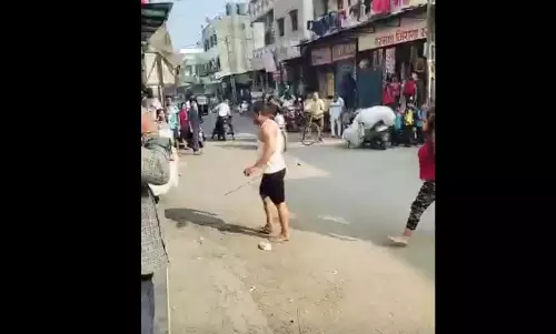 झगड़ा हुआ कुत्तों की गंदगी को लेकर दो पक्षों में, तलवार भी निकला, लोगों की लगी भीड़