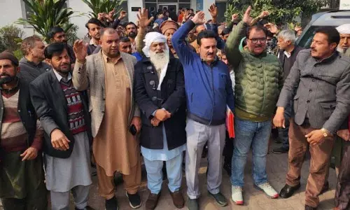 Jammu: मुस्लिम प्रवासियों ने किया प्रदर्शन