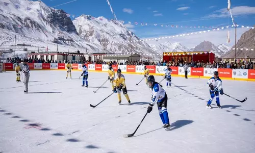 हिमालय में आइस हॉकी का जश्न मनाते हुए Kaza में स्पीति कप 2025 की शुरुआत हुई हिमालय में आइस हॉकी का जश्न मनाते हुए Kaza में स्पीति कप 2025 की शुरुआत हुई