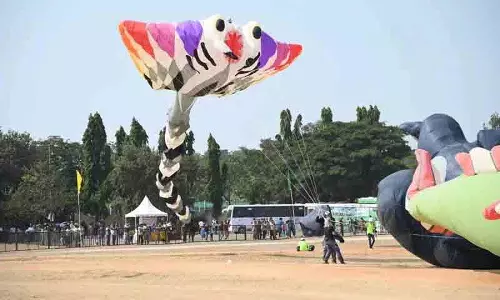 Hyderabad में अंतर्राष्ट्रीय पतंग महोत्सव के समापन पर भारी भीड़ उमड़ी