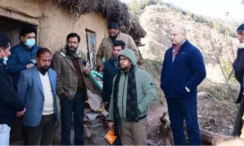 DC राजौरी ने बदहाल में स्थिति की समीक्षा की, प्रभावित परिवारों से मुलाकात की