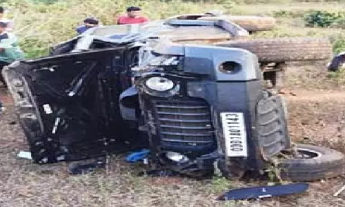 Koraput: सड़क से फिसलकर एसयूवी 150 फीट नीचे गिरी, दो पर्यटक घायल