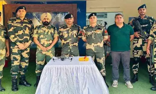 BSF ने अमृतसर में सीमा पर दो ड्रोन और हेरोइन जब्त की